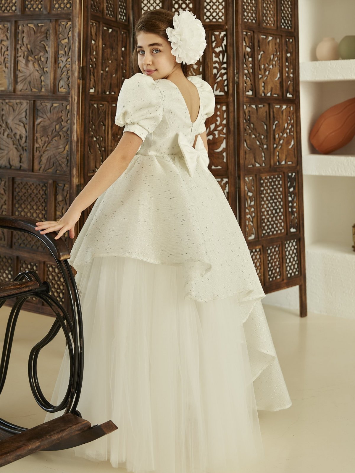 Çicek Aksesuarlı Uzun Beyaz Elbise