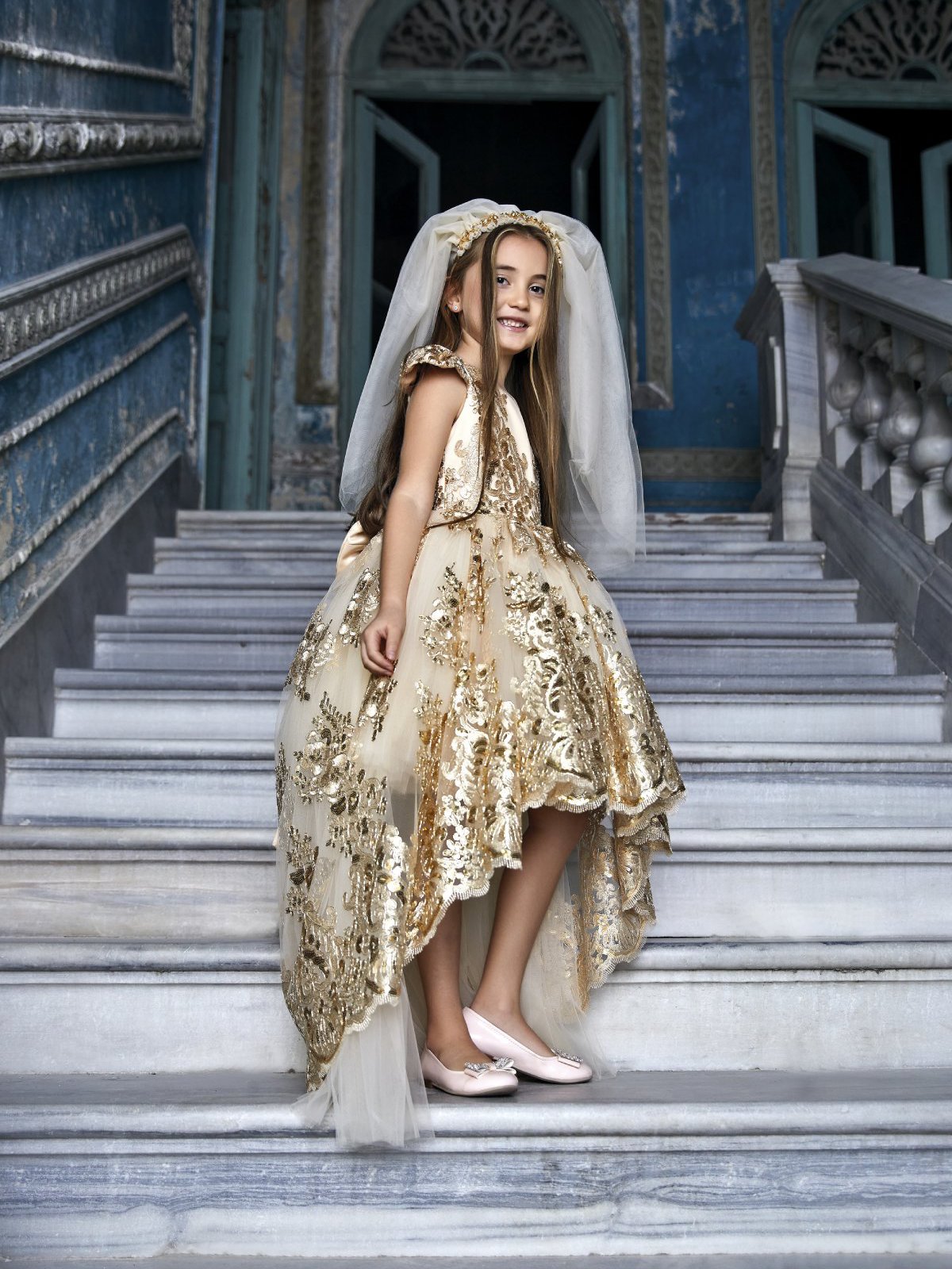 Kız Çocuk Bej Kuyruklu Tasarım Abiye Elbise Aksesuarlı Taç Dahil