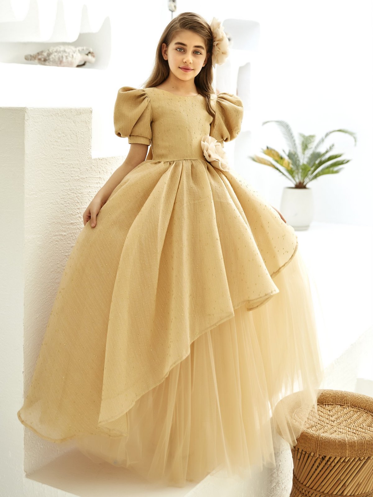 Çicek Aksesuarlı Uzun Bej Elbise